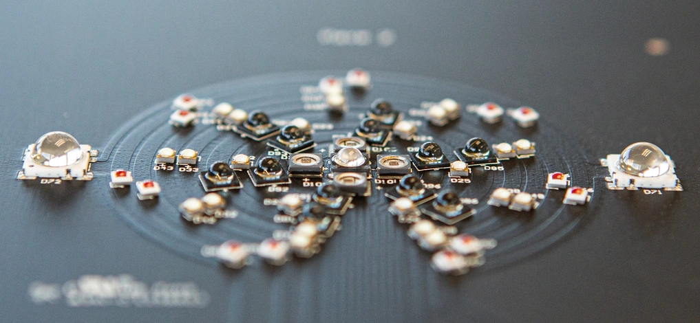 électronique suisse -Carte de circuit imprimé (PCBA) en aluminium équipée de LED pour un éclairage à spectre complet, assemblée en SMT par l'expert en EMS CLOOS electronic, fabrication de cartes éléctroniques avec inspection AOI (automated optical inspection)