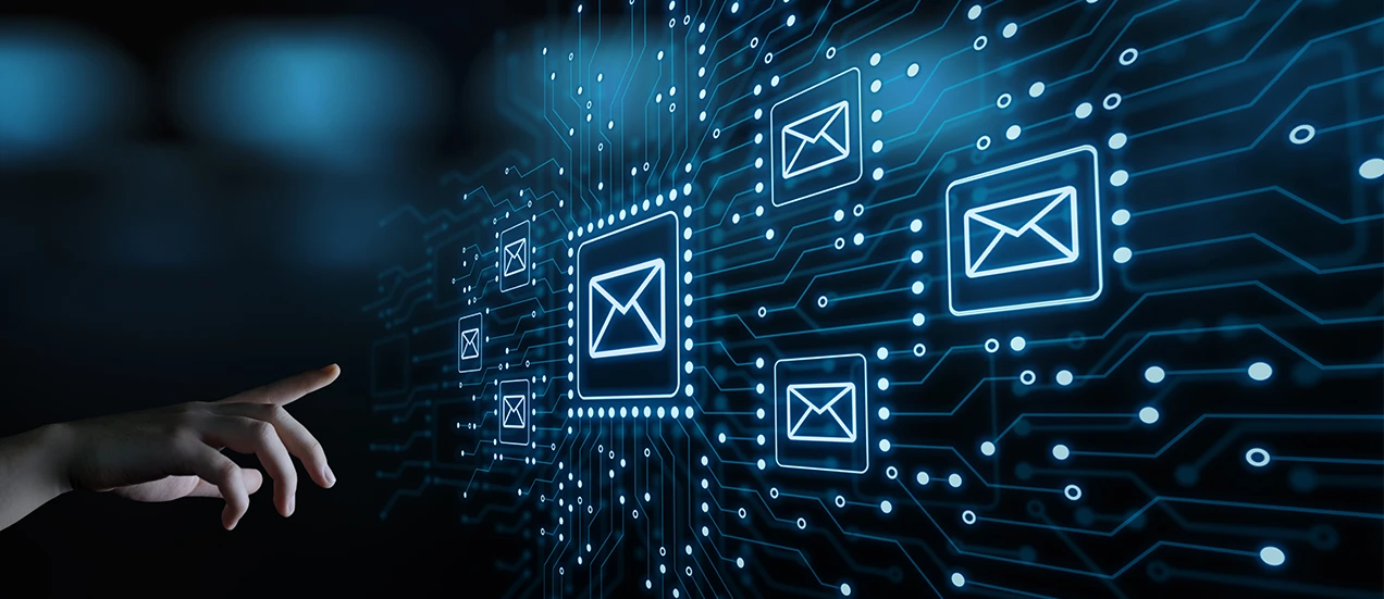 Un doigt pointe un écran remplit d'email