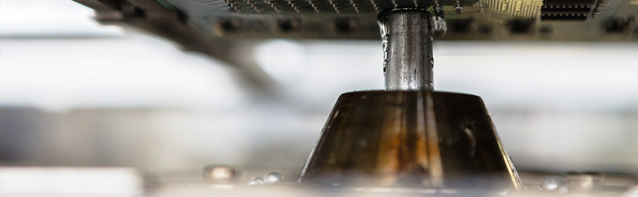 Image de fond avec la buse de la machine de brasage sélectif