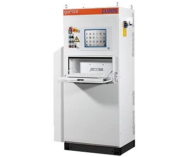 Armoire de commande équipée d'un panneau de commande et d'un PC industriel de la production de Cloos Electronic, incluant des cartes électroniques issues du montage en trou traversant (THT) et du montage en surface (SMD) pour les capteurs connectés et la distribution électrique.