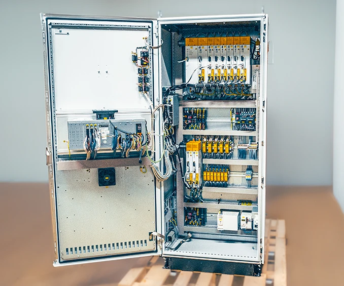 Armoire de commande pour la gestion de robots avec PC industriel issu de la construction d'armoires de commande CLOOS Electronic, conçue pour le contrôle de jusqu'à 18 axes, équipée de cartes électroniques intégrées pour les mesures de capteurs, délais de livraison courts grâce aux jeux de câbles préassemblés issus de notre propre production de câbles.