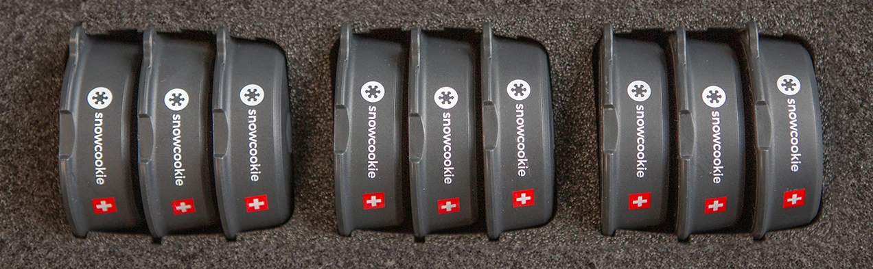 Cette image présente un capteur de ski avec une croix suisse et l'inscription 'Switzerland', produit par Cloos Electronic SA, illustrant leur expertise en Box Building dans la fabrication électronique.