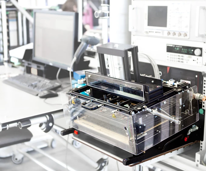 Image d'un adaptateur à clous sur un système de test automatique, utilisé pour réaliser des tests fonctionnels, des tests en circuit et la programmation du firmware d'une carte électronique. Ce processus assure une traçabilité complète et garantit que les cartes électroniques sont 100 % fonctionnelles lors de leur livraison au client.