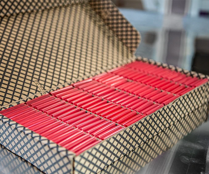 Photo de cartons ESD et de séparateurs en film de CLOOS electronic, conçus spécialement pour le transport sécurisé de petites cartes électroniques. Ces solutions d'emballage offrent une protection optimale contre les décharges électrostatiques et sont idéales pour la livraison internationale, garantissant l'intégrité des composants électroniques durant la logistique.