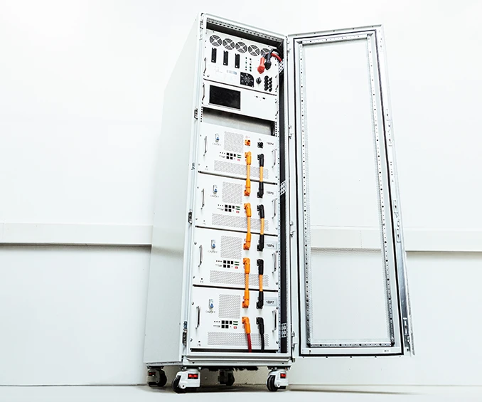 Photo d'un rack à batteries de 19 pouces de CLOOS electronic, équipé d'un onduleur hybride et d'une capacité de stockage de 40 kWh, entièrement câblé en tant que solution tout-en-un et clé en main. Cette solution de stockage écoénergétique met en évidence l'expertise technique de CLOOS electronic dans le domaine du stockage et de la gestion de l'énergie.
